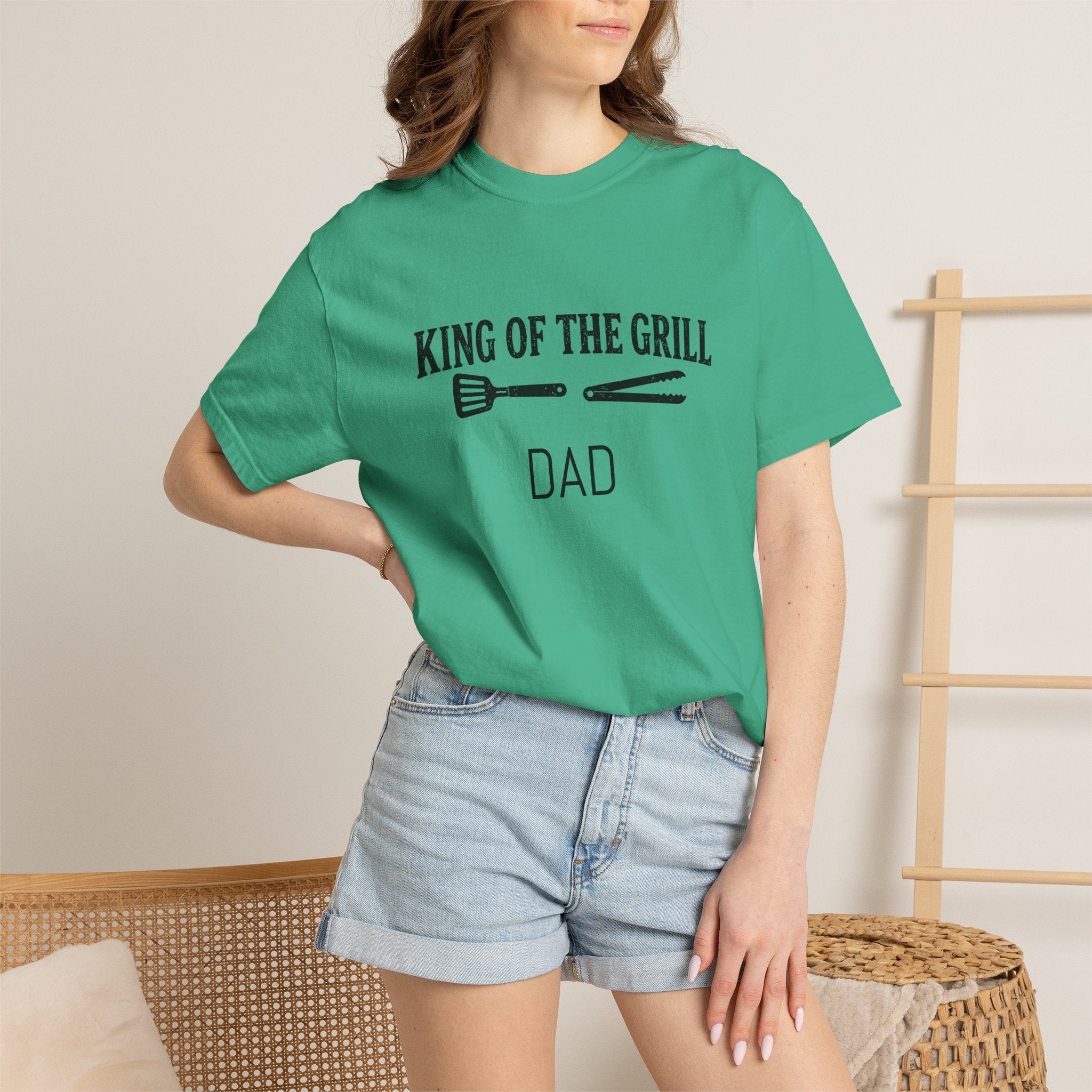 Dad - King of the Grill T-shirt,  Perfect for BBQ, Outdoor Fun, Ideal for Relaxed Outdoor Gatherings