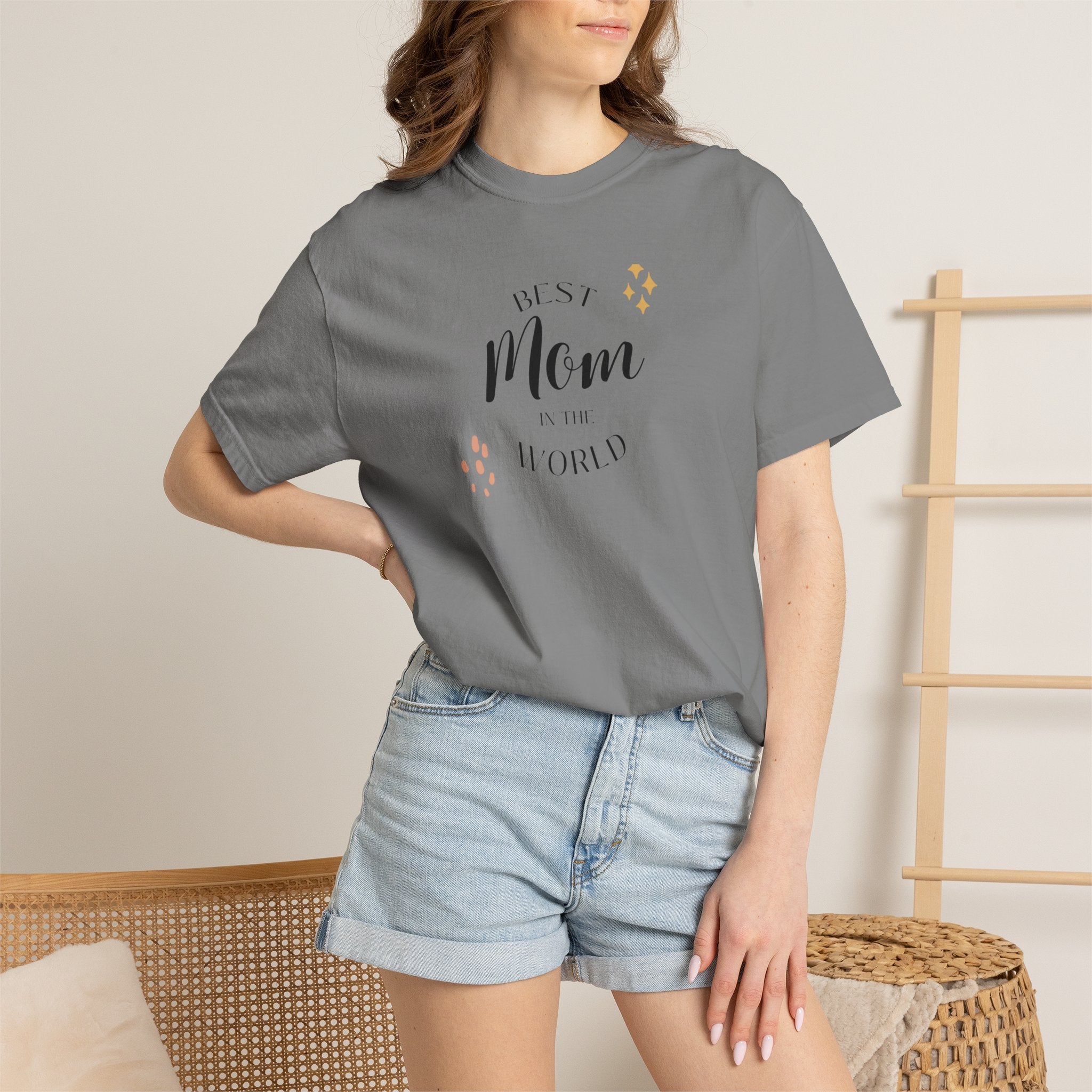 Best Mom in the World T-Shirt - Show Off Her Amazing Role - Wear it for Sunday Brunch