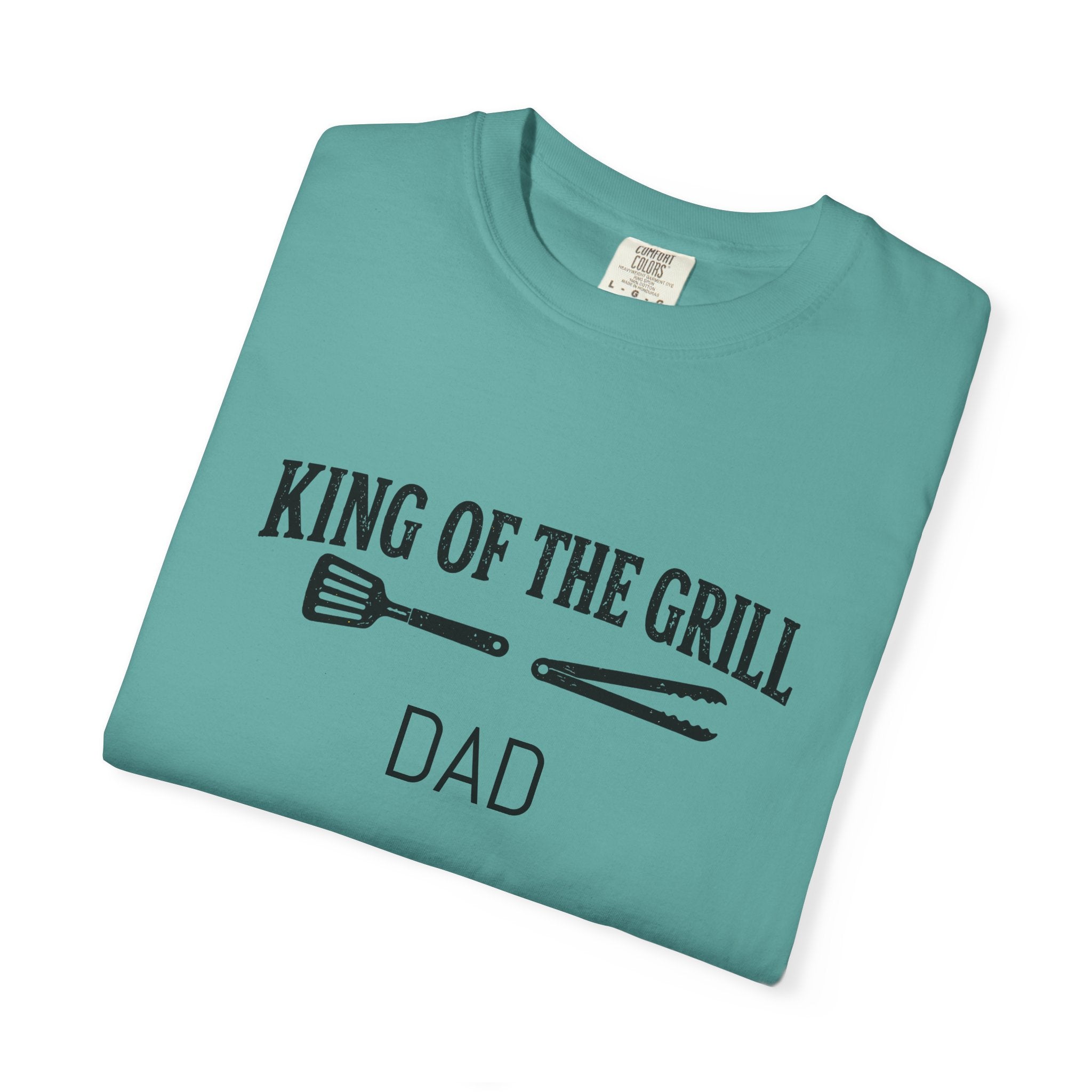 Dad - King of the Grill T-shirt,  Perfect for BBQ, Outdoor Fun, Ideal for Relaxed Outdoor Gatherings