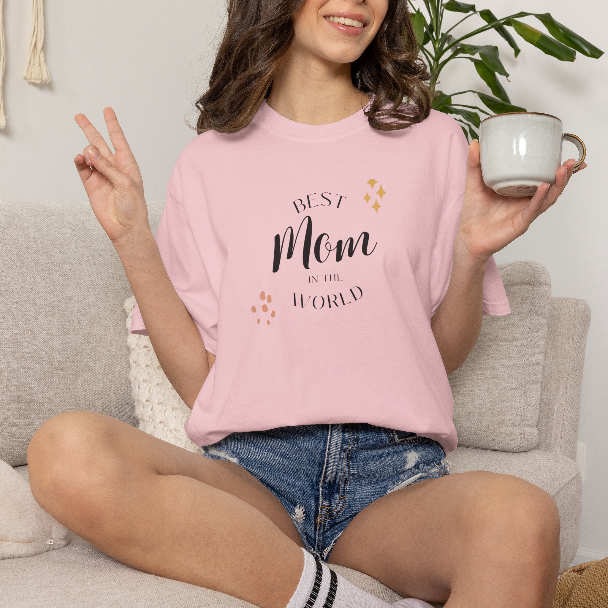 Best Mom in the World T-Shirt - Show Off Her Amazing Role - Wear it for Sunday Brunch