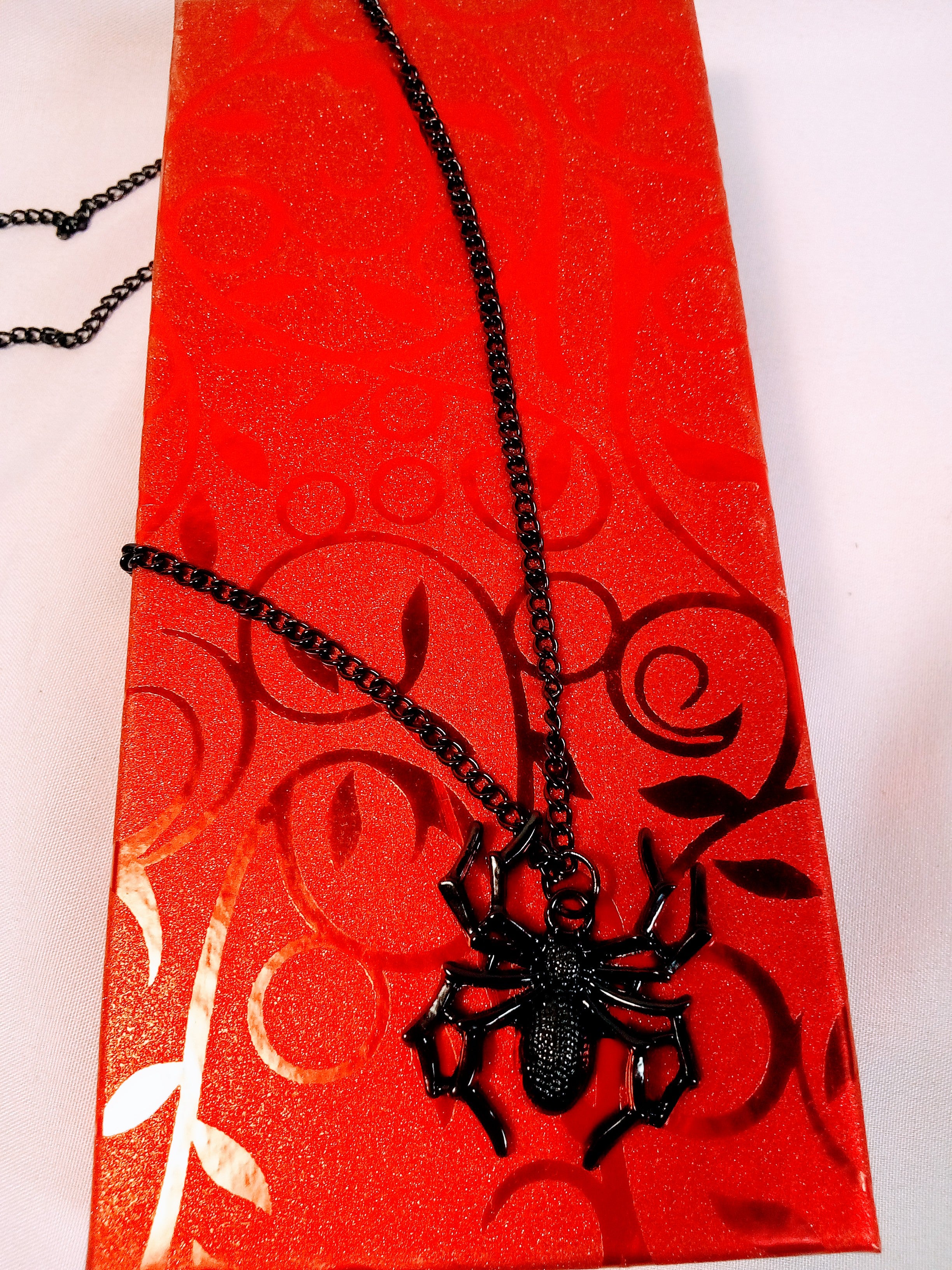 Gothic spider gift for costume parties or casual wear.&nbsp;